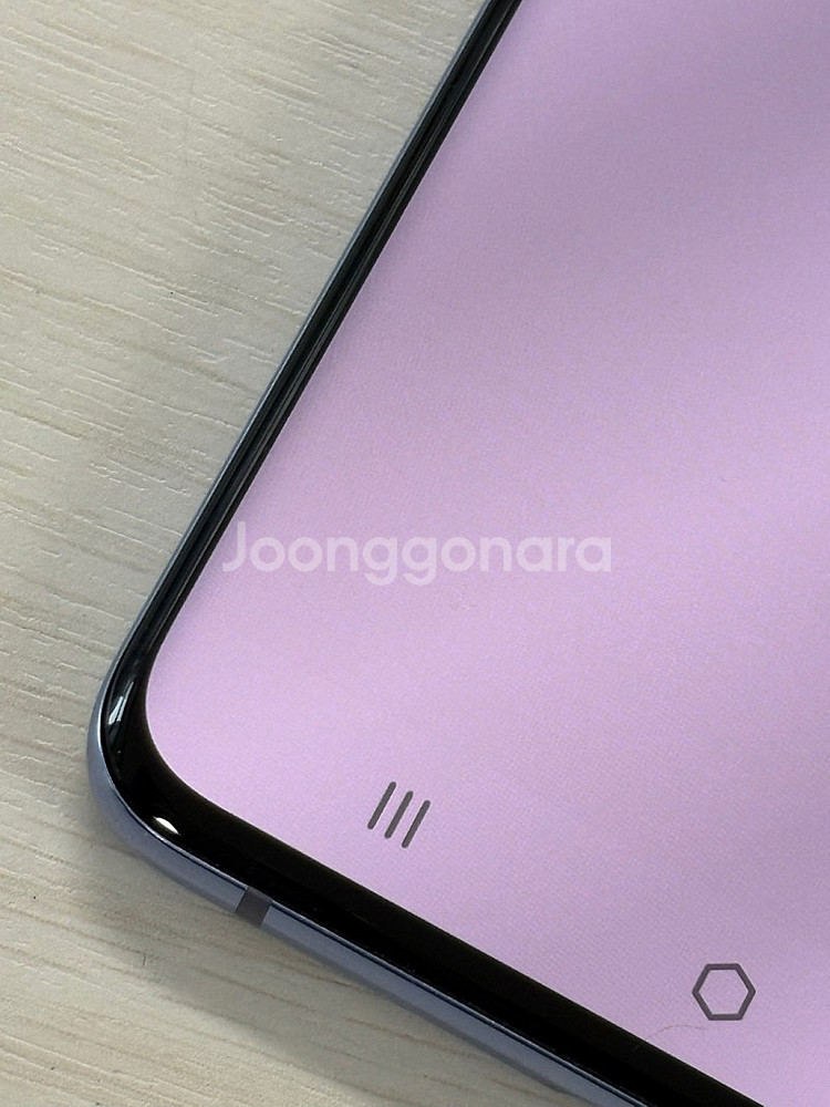 갤럭시 S20플러스 BTS에디션색상 256용량 외관상태 깔끔한 단말기 25만 판매합니다--4